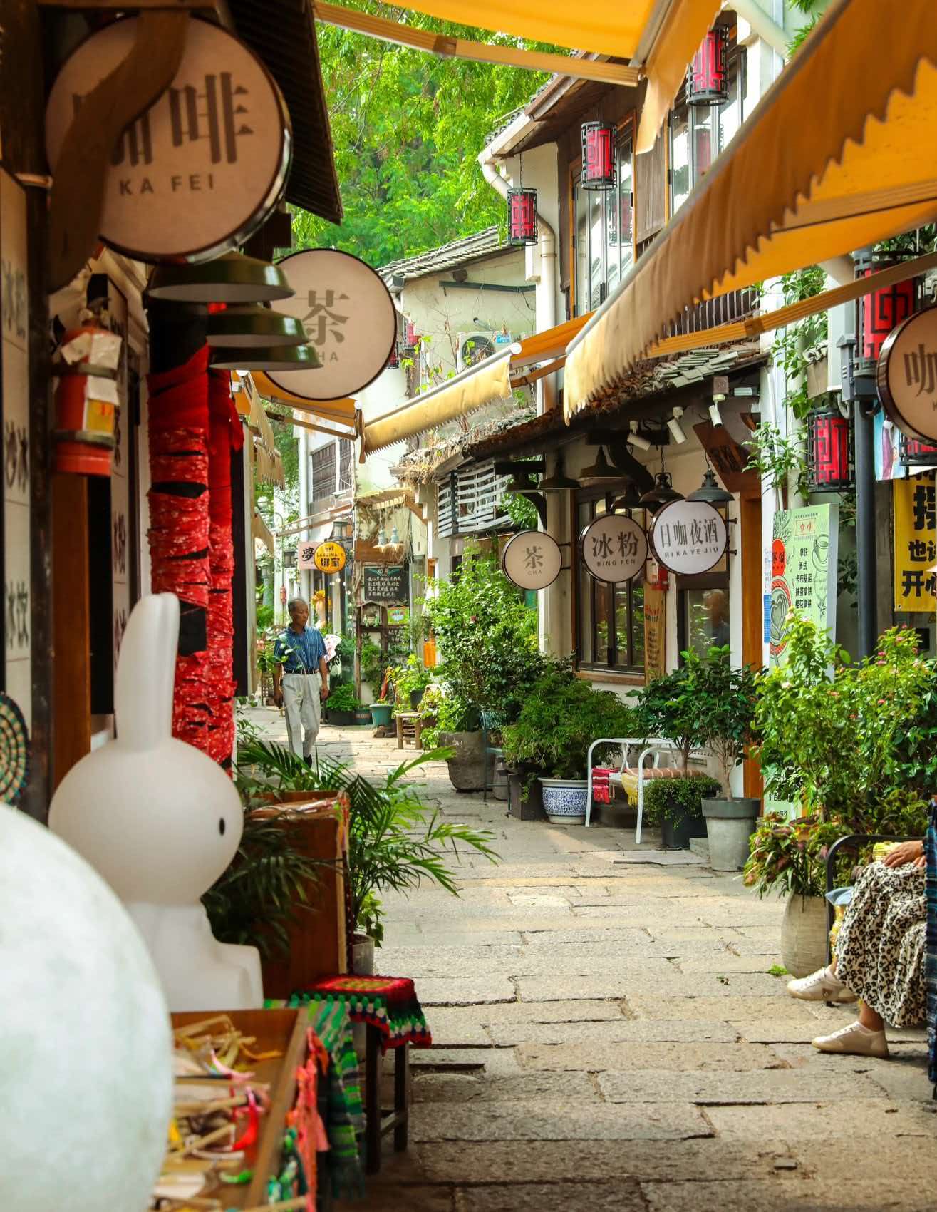 Hangzhou Daily Life & Heritage Tour: Morning Market Food Walk & Traditional Handcraft Making